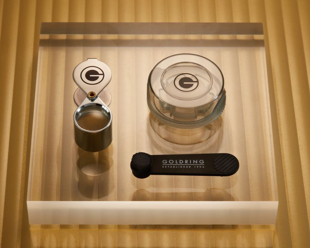 Goldring Extract Kit On Acrylic Backgound